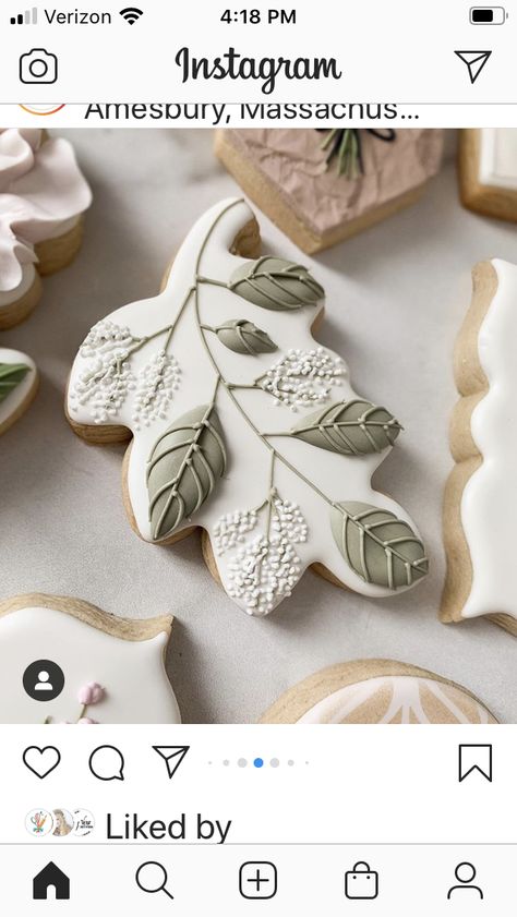 Flower Sugar Cookies, Flooding Cookies, Royal Iced Cookies, Leaf Cookies, Sugar Cookie Royal Icing, Iced Sugar Cookies, Spring Cookies, Sugar Cookie Designs, Fall Cookies