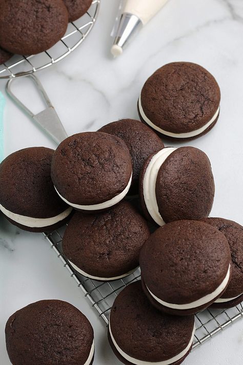 Whoopie Pie Filling, Crackle Cookies, Whoopie Pie Recipe, Chocolate Whoopie Pies, Cookie Sandwiches, Pie Cookies, Whoopie Pie, Hot Chocolate Cookies, Baking Cocoa