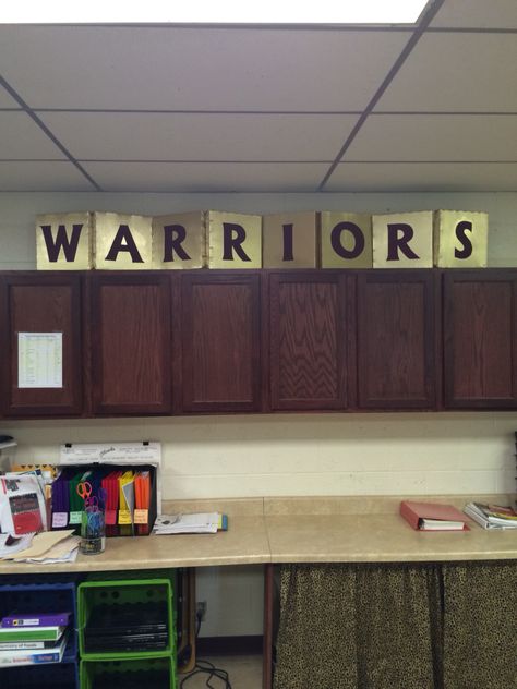 So I wanted some of those craft store stand-alone letters to create our school's mascot's name above my classroom cabinets. This is what 12" pizza boxes, gold and maroon fabric, wonder under and a hot glue gun will inspire. Now, I just need some art-work to complete it. Classroom Above Cabinet Decor, Classroom Cabinets, Above Cabinet Decor, Store Stand, Decor Above Cabinets, Maroon Fabric, Above Cabinets, Pizza Boxes, Education Organization