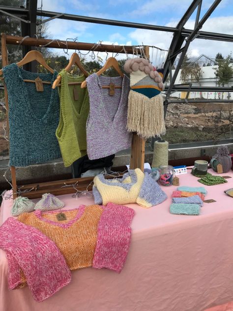 Pink and knitted craft market stall ideas Clothing Stall Ideas, Thrift Stall Ideas, Crochet Craft Market Display, Cute Market Stall Ideas, Crochet Vendor Booth, Crochet Farmers Market Booth, Craft Market Aesthetic, Craft Fair Aesthetic, Crochet Pop Up Shop Ideas