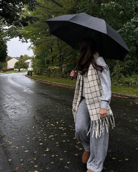 Winter Rainy Day Outfit, Cozy Rainy Day Outfit, Rainy Day Outfit Ideas, Rainy Day Outfit Aesthetic, Rainy Day Outfits, Stylish Umbrella, Coffee Date Outfits, Preppy Fall Outfits, Day Outfit Ideas