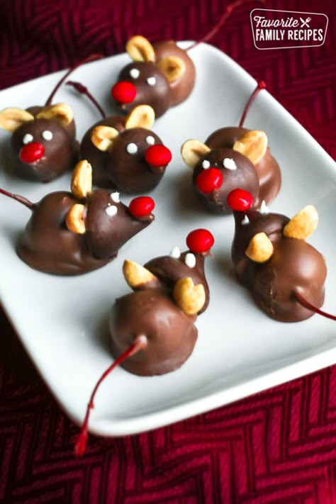 Holiday Snacks Halloween, Cherry Mice, Chocolate Mice, Craft Cottage, Christmas Bakery, Holiday Sides, Festive Food, Christmas Foods, Chocolate Covered Cherries