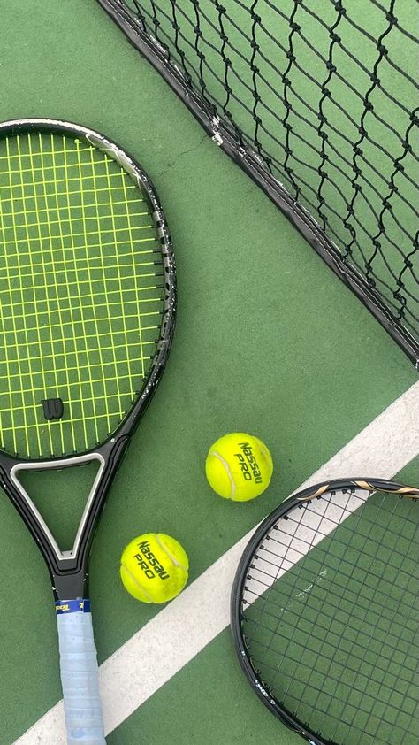 Tennis Product Photography, Lawn Tennis Aesthetic, Tennis Aesthetic Wallpaper, Tennis Racket Aesthetic, Wimbledon Aesthetic, Mode Tennis, Tennis Wallpaper, Tennis Wimbledon, Squash Tennis