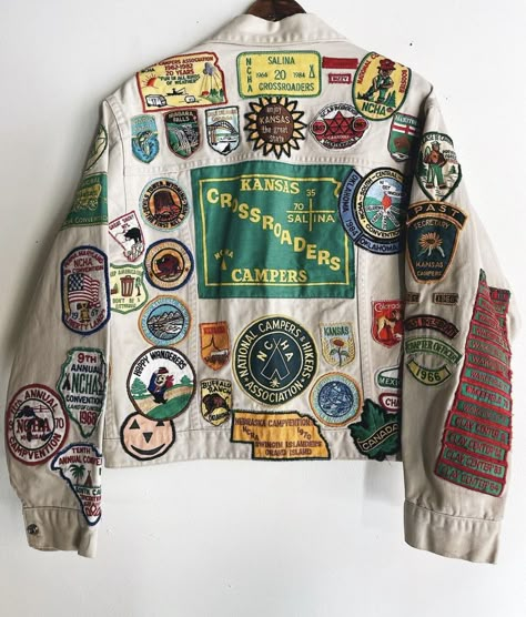 Vintage Custom Clothes, Patched Jacket Ideas, Jean Jacket Patches Ideas, Bode Jacket, Medium Size Girls Outfits, Patches On Jacket, Denim Patch Jacket, Patched Denim Jacket, Denim Jacket With Patches