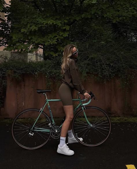 Commuter Bike Style, Biking Outfits, Road Bike Girl, Cycling Inspiration, Bike Outfits, Running Medals, Cycling Girl, Bike Aesthetic, Cycling City