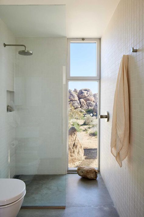 A House That Blends Into The Color Palette Of The Surrounding Desert White Oak Furniture, Cedar Walls, Midcentury House, Window In Shower, Eichler Homes, Modern Desert, Tall Windows, Mojave Desert, Big Windows