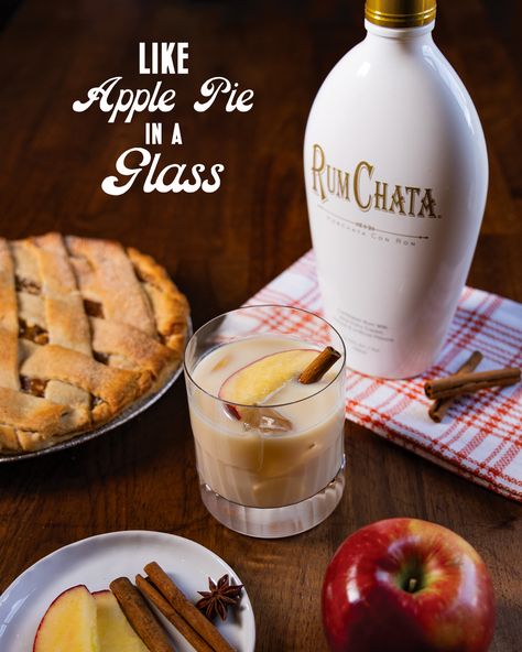 With notes of cinnamon, tart apple, and creamy RumChata, everyone at your table will ask for seconds of the Pie Hard. Make this easy Thanksgiving cocktail for a simply delicious twist on apple pie. Rumchata Cocktails, Apple Pie Drink, Rumchata Drinks, Apple Pie Cocktail, Tiny Umbrella, Peppermint Bark Recipes, Thanksgiving Cocktail, Mexican Coffee, Thanksgiving Cocktails