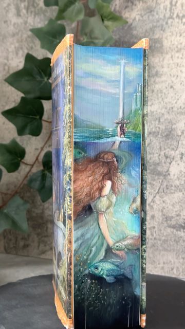 Hanna // fore-edge painter on Instagram: "Fore-edge painting on ‚Le Morte D‘Arthur‘ as a Commission. This old edition was impressive already without the painted edges. So it was a challenge to do the book justice. I think it was the longest process I ever had since I paint the edges of books and it’s so close to my heart now that it will be a bit harder than usual to give it away. But I am sure it will be in good hands! #foreedgepainting #lemortedarthur #kingarthur #ladyofthelake #excalibur #l Book Side Painting, Fore Edge Painting Diy, Book Spine Painting, Book Edge Painting Ideas, Painting On Book Covers, Book Edge Art, Fore Edge Painting Books, Painting On Books, Painting Book Covers