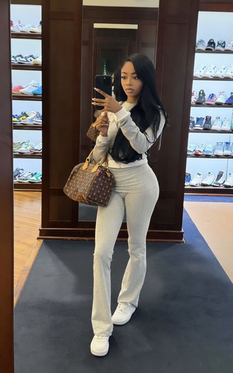 Skai Jackson Mirror Selfie Baddie, Flared Legging Outfit, Thick Outfits, Flare Leggings Outfit, Yoga Bottoms, Lounge Outfits, Skai Jackson, Leggings Outfits, Cozy Lounge