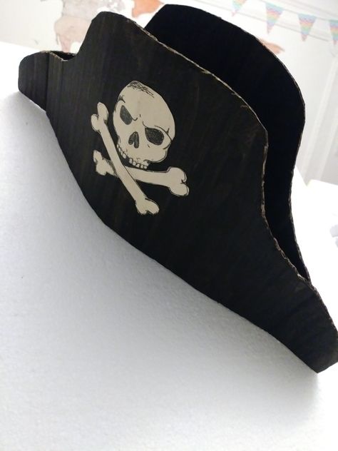 Pirate Costume Accessories Diy, Cardboard Pirate Hat, Pirate Accessories Diy, Pirate Hat Diy, Diy Pirate Hat, Pirate Hat Template, Pirate Costume Accessories, Cardboard Costume, Costume Accessories Diy