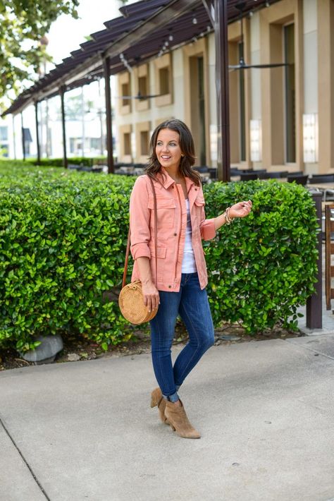 Peach Jacket Outfit, Pink Jacket Outfit, Utility Jacket Outfit, Jackets Outfit, Pink Utility Jacket, Jacket Fits, Shopping Photography, Early Fall Outfit, Brown Booties