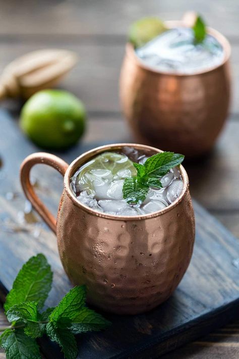 Moscow Mule Receita, Easy Moscow Mule Recipe, Mule Drink, Moscow Mule Recipe, Winter Drink, Mule Recipe, Hot Toddy, Easy Cocktails, Drinks Alcohol Recipes