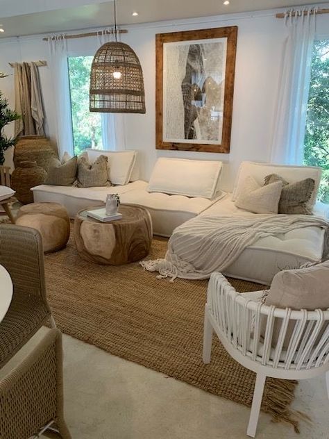 Couchless Living Room Ideas, Floor Couch Living Rooms, Couchless Living Room, Boho Farmhouse Decor Living Room, Boho Apartment Inspiration, Floor Seating Living Room, Boho Farmhouse Decor, Living Room Pouf, Floor Couch