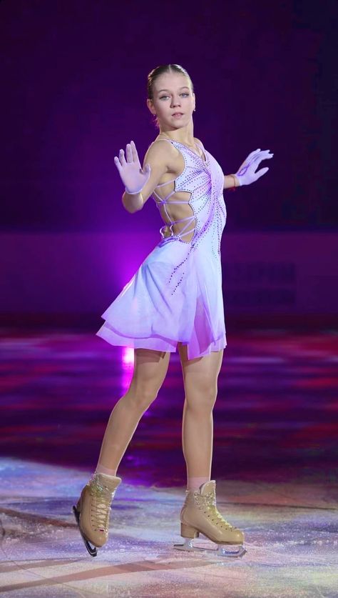 Alexandra Trusova Outfits, Short Easy Haircuts, Ice Skating Aesthetic, Ice Skating Photography, Easy Haircuts, Hairstyles 15, Figure Skating Quotes, Easy Short Hairstyles, Skating Quote