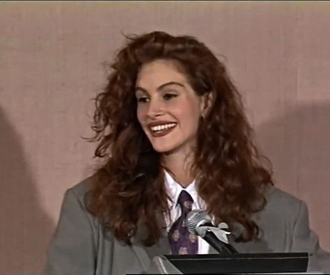 (6) JULIA ROBERTS after winning her first golden globe award. – @dcminions on Tumblr Julia Roberts Smile, Young Julia Roberts, Golden Globe, Julia Roberts, Golden Globe Award, Golden Globes, On Tumblr, Globe, Tumblr