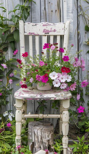 Painted Garden Chairs, Chair Planter, Country Garden Decor, Deco Champetre, Vintage Garden Decor, Cottage Gardens, Old Chairs, Old Chair, Garden Deco