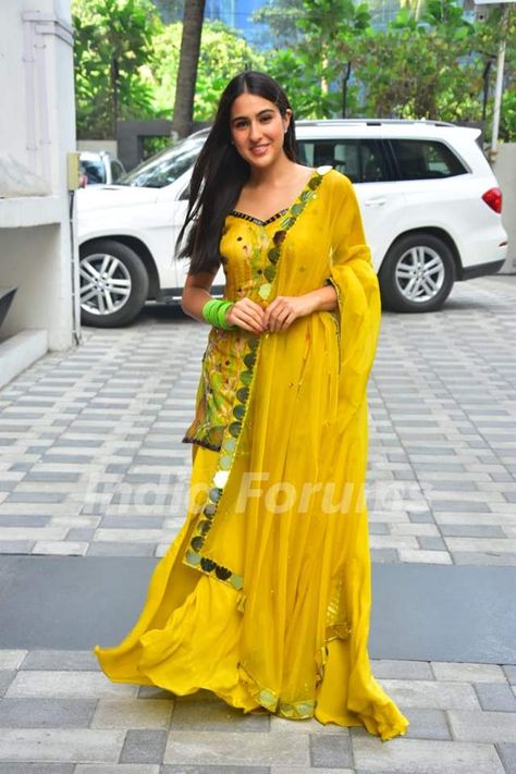 Yellow Sharara, Kurta Palazzo Set, Partywear Dresses, Pakistani Fashion Party Wear, Palazzo Set, Sara Ali Khan, Celebrity Design, Elegant Saree, Dress Indian Style