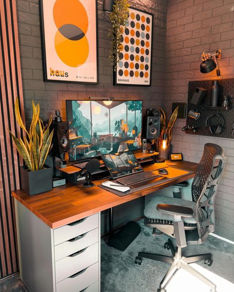 Explore the essentials of a modern desk setup. Dive into ergonomic designs, aesthetic choices, and optimization tips for a balanced workspace! Modern Desk Setup, Desk Setup Ideas, Minimal Setup, Designs Aesthetic, Office Desk Set, Desk Pc, Setup Gamer, Creative Office Space, Computer Desk Setup