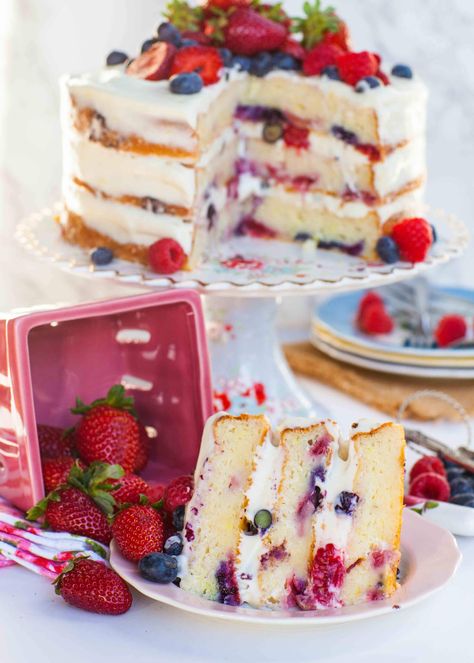 Berry Mascarpone Cake, Berry Cake Recipe, Berry Chantilly Cake, Mascarpone Cake, Sicilian Food, Fruity Cake, Cake Video, Homemade Breads, Berry Cake