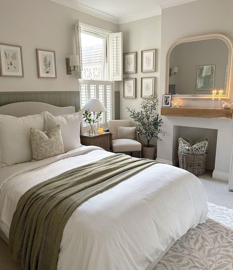 Luxe Small Bedroom, White And Green Room, Arizona Bedroom, Comfortable Bedroom Decor, Cottage House Interior, Guest Bedroom Decor, Bedroom Bliss, Walls Room, Dream House Interior