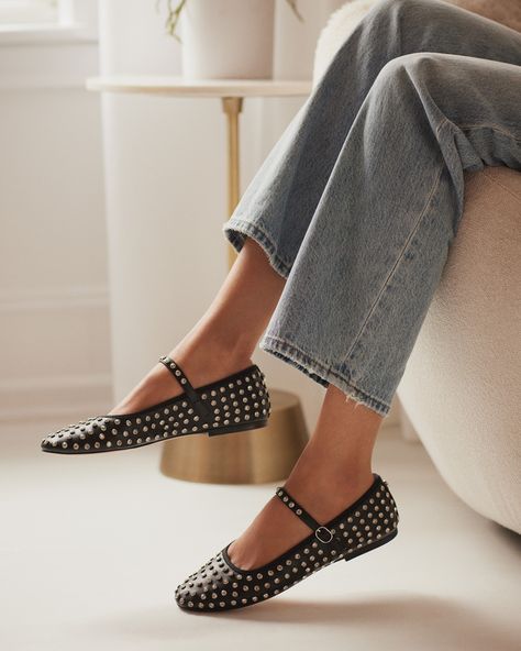 Wearing ballet flats until further notice. Mary Jane Flats Outfit, Mary Janes Outfit, Mary Jane Shoes Outfit, Stud Outfits, Loafers Trend, Mary Jane Shoe, Mary Jane Shoes Flat, Studded Shoes, Steve Madden Store