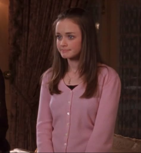 Rory Gilmore Hair, Rory Gilmore Style, Gilmore Girls Fashion, Gilmore Girls Outfits, Rory And Jess, Lorelai Gilmore, Rory Gilmore, Profile Pic, Girl Icons