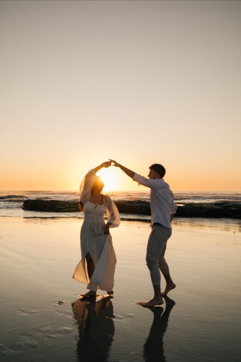 Pre Wedding Na Praia, Wedding Pictures Beach, Pre Wedding Praia, Engagement Photo Shoot Beach, Pre Wedding Photoshoot Beach, Engagement Pictures Beach, Save The Date Pictures, Photo Shoot Beach, Couples Beach Photography