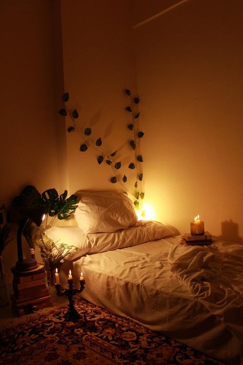 Candlelit Bedroom, College Bedroom Decor, Colorful Bedroom Decor, Modern Boho Bedroom, Cosy Room, Room Ideas Aesthetic, Cozy Room Decor, Aesthetic Rooms, Dreamy Room