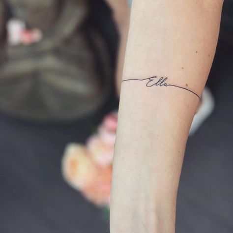 Arm Band Tattoo With Names, Infinity Line Tattoo Around Arm, Arm Band Name Tattoo, Tattoo Name Bracelet, Name Bracelet Tattoos For Women Wrist, Bracelet Name Tattoo, Name Bracelet Tattoo, Tiny Name Tattoo, Armband Tattoo Frau