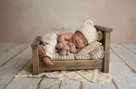 Cream Cover Photo, Bed Photography, Newborn Baby Bedding, Newborn Bed, Newborn Photos Boy, Newborn Photography Boy, Baby Pictures Newborn, Newborn Photography Poses, Baby Boy Bedding