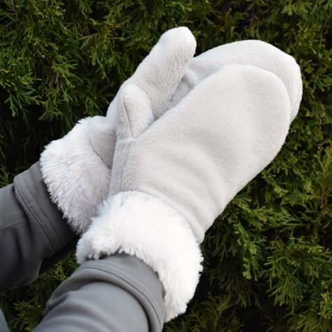 How to Make Fleece Mittens with Faux Fur Fur Mittens Pattern, Sew Blankets, Fleece Sewing Projects, Diy Mittens, Fleece Mittens, Fleece Crafts, Fleece Projects, Fur Mitten, Fleece Hats