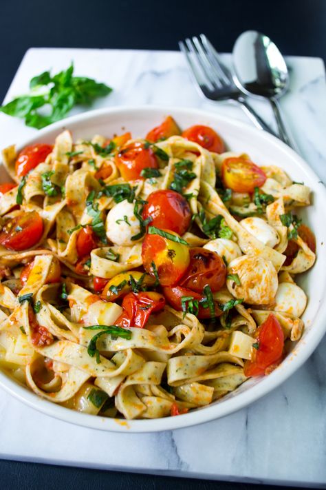 Dinner Tonight: Hot Caprese Pasta Caprese Pasta Salad, Caprese Pasta, I Love Summer, Sausage Pasta, Dinner Salads, Pesto Pasta, Dinner Tonight, I Love Food, Pasta Dishes