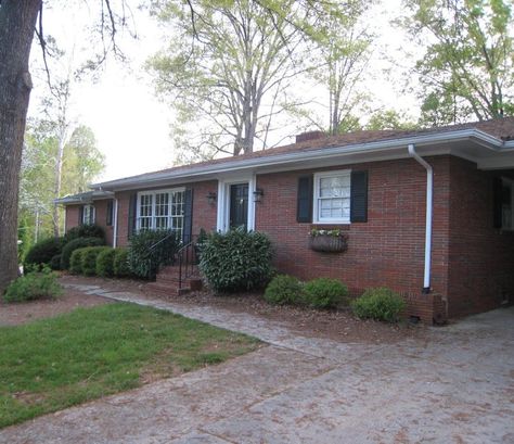 Landscaping Red Brick House, Landscaping Ranch Style Homes, Brick Ranch House Exterior, Ranch Transformation, Ranch House Curb Appeal, Brick Ranch House Plans, Brick Ranch Exterior, Painted Brick Ranch, Brick House Exterior Makeover