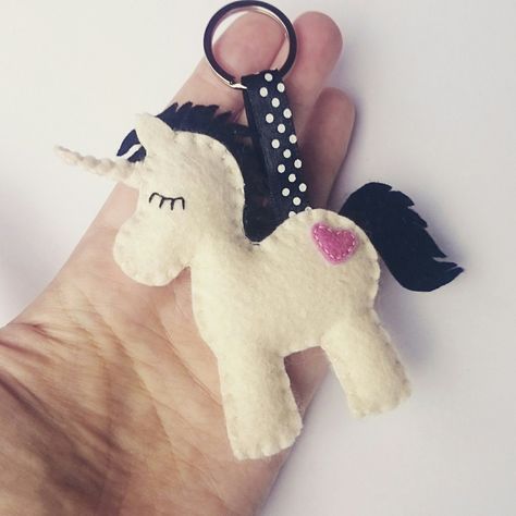 Custom order - pegasus B-) Unicorn Projects, Easy Felt Crafts, Felt Keyring, Unicorn Keychain, Unicorn Craft, Felt Craft Projects, Diy Unicorn, Felt Crafts Patterns, Unicorn Ornaments