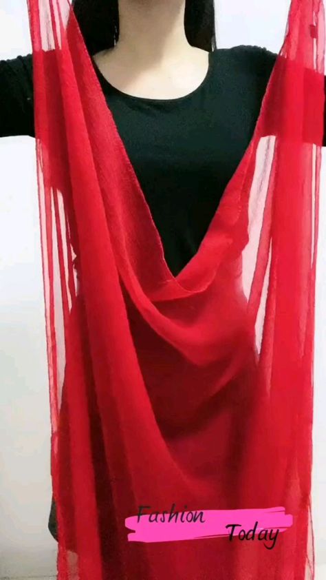 Dupatta Hacks, Pola Blus, 2023 Hairstyles, Scarf Wearing Styles, Ways To Tie Scarves, Diy Fashion Scarf, Scarf Knots, Mode Tips, Draping Fashion