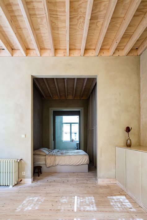 material: Clay plaster from BCmaterials Brusseleir W Project: Karper design: Héarchitectuur, execution: Het Leemniscaat Photo: Jasper Van der Linden Clay Plaster Walls Interiors, Lime Plaster, Circular Buildings, Clay Plaster, Natural Homes, Wood Beam Ceiling, Weekend House, Clay Wall, Plaster Walls