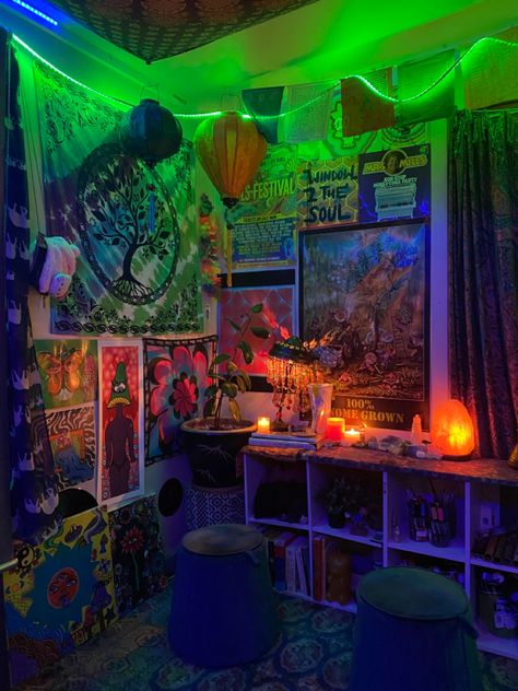 October Room Ideas, Trippy Dorm Room Ideas, Neon Grunge Room, Rave Room Aesthetic, Trippie Room, Trippy Aesthetic Room, Psychadelic Room, Emo Room Aesthetic, Psychadelic Room Aesthetic