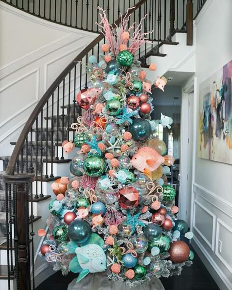 Tropical Christmas Decorations, Beachy Christmas Tree, Nautical Christmas Tree, Alternative Christmas Trees, Ocean Christmas, Beach Crafts Diy, Beach Tree, Amazing Christmas Trees, Christmas At The Beach