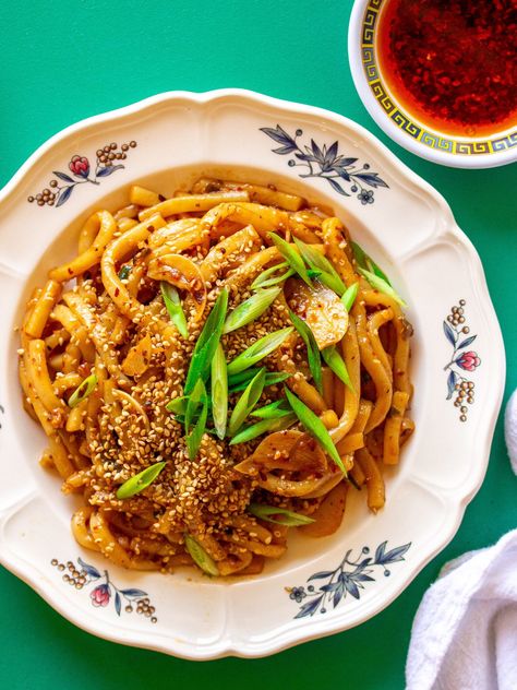 10-Minute Chili Oil Garlic Udon Noodles - Eat Figs, Not Pigs Garlic Udon Noodles, Vegan Udon, Udon Noodles Recipe, Vegan Japanese, Garlic Noodles, Spicy Noodles, Vegan Chili, Fast Lunch, Udon Noodles