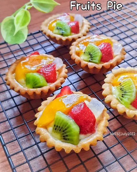 Pie Buah Mini, Mini Fruit Pies, Fruit Pie Recipe, Mini Fruit Tarts, Fruit Pie, Food Channel, Fruit Tart, Baking Sweets, Brownie Cookies