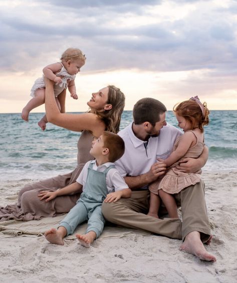 Family Of 5 Beach Photos, Family Of 5 Beach Pictures, Photography Family Outfits, Family Beach Pictures Poses, Family Posing Guide, Beach Photoshoot Family, Beach Pictures Kids, Beach Photo Session, Family Photoshoot Poses