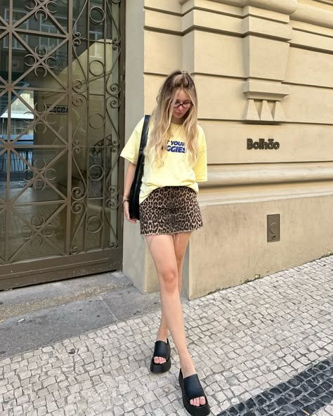 favorite shirt of the season😅☀️ T-shirt @zara Shoes @pullandbear Bag @shopcider Outfits Primavera Verano, Outfits Oversize, Madrid Summer, Fashion Content Creator, Oversize Tshirt Outfits, Nyc Outfits, Outfit Oversize, Fashion Content, Outfit Primavera