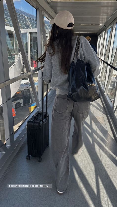 Classy Airport Outfit, Flight Outfit Airport Style, Chic Airport Outfit, Chic Travel Outfit, Comfy Airport Outfit, Airport Outfit Summer, Airport Travel Outfits, Flight Outfit, Airplane Outfits