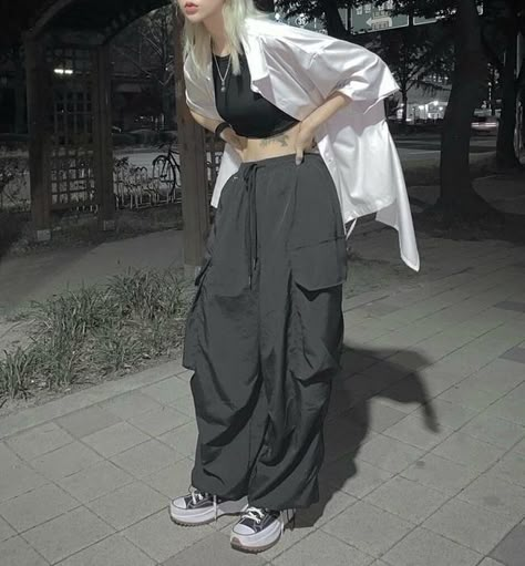 cargo oversized shirt black grey grunge kfashion style minimal casual warm converse outfits Oversized Outfit Aesthetic, Oversized Outfit Ideas, Black Joggers Outfit, Parachute Pants Outfit, Black Shirt Outfits, Grey Pants Outfit, Oversized Shirt Outfit, Cargo Outfit, Converse Outfits