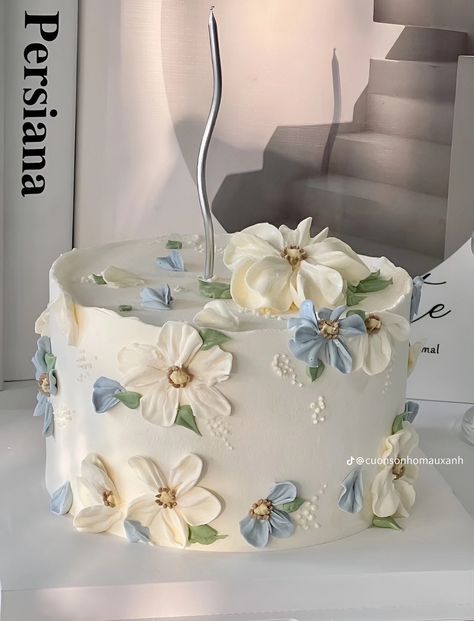 Flower Cake Design, Modern Birthday Cakes, Vintage Birthday Cakes, Elegant Birthday Cakes, Mini Cakes Birthday, Happy Birthday Candles, Cake Inspo, Beautiful Birthday Cakes, Pic Nic