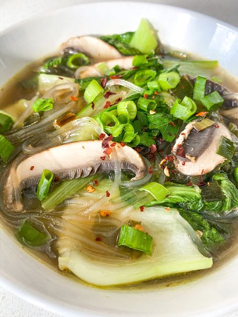 Asian Mushroom Soup Recipes, Boo Choy Soup, Chinese Mushroom Soup, Asian Mushroom Soup, Japanese Mushroom Soup, Thai Soup Recipes, Mushroom Garlic, Asian Soup Recipes, Asian Soups