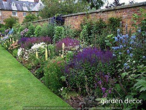 gardening landscaping ideas Patio Border Planting Ideas, Deep Garden Borders, Bedding Plants Border, Herbatious Border, Herbaceous Border Design, Backyard Border Landscaping, Narrow Border Planting Ideas, Plant Border Ideas, Border Gardens Along Fence