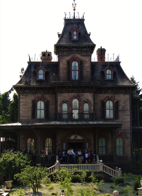 Disney Phantom Manor, Iconic Houses In Movies, Phantom Manor Disneyland Paris, Gothic Manor Exterior, Haunted Mansion Exterior, Whimsigoth House, Haunted Mansion House, Black Manor, Manor Exterior