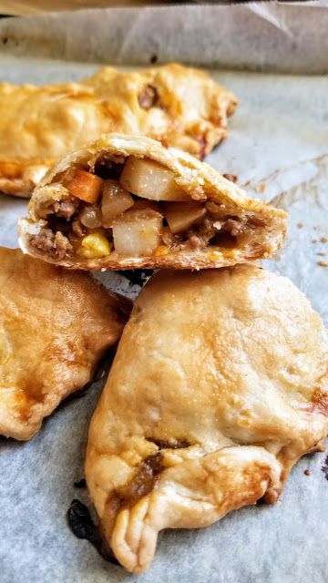 Hamburger Hand Pies, Beef Hand Pies Recipes, Puff Pastry Hand Pies Savory, Easy Ground Beef Hand Pies, Savory Turnovers, Beef Turnovers Meat Pies, Hand Meat Pies, Beef Hand Pies, Ground Beef Hand Pies Recipes