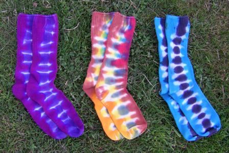 Tye dye a pair of socks. Diy Tie Dye Socks, Pretty Socks, Dyeing Fabric, Rainbow Socks, Fabric Dyeing, Tie Dye Socks, Diy Socks, How To Tie Dye, Diy Rainbow